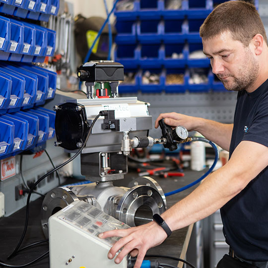 Industriearmaturen Mann, der in Werkstatt arbeitet