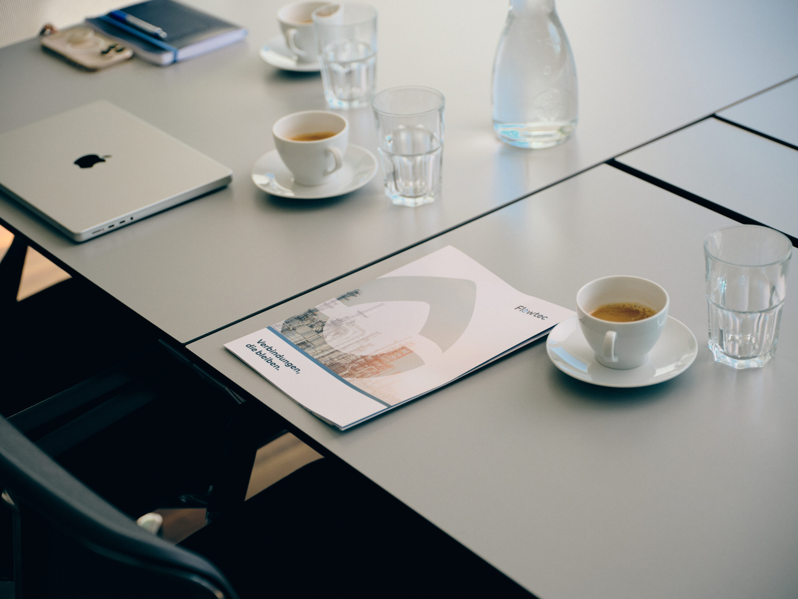 Moderner Arbeitsplatz und Besprechungstisch im Büro von Flowtec Industrietechnik