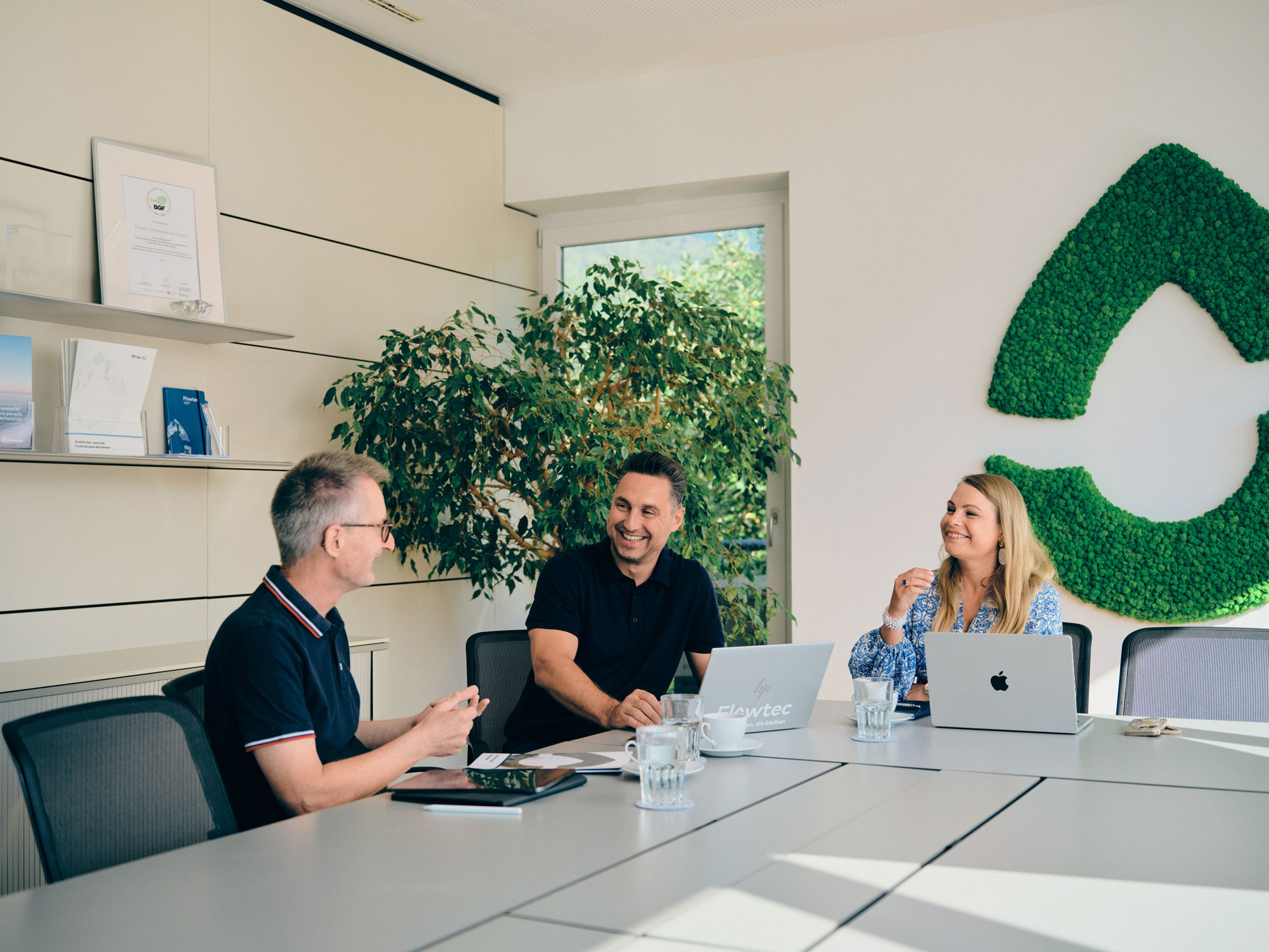 Flowtec-Teammitglieder bei einer gemeinsamen Besprechung im Konferenzraum