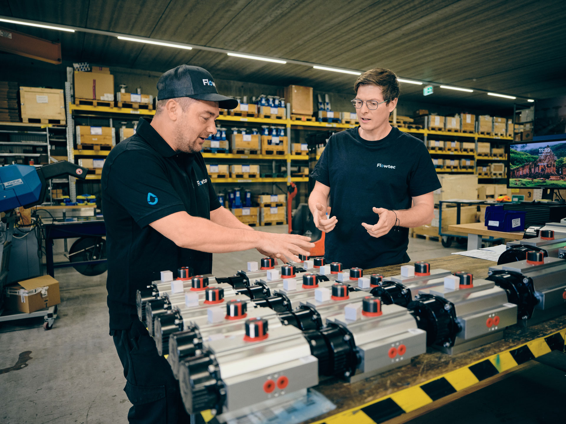 Zwei Flowtec-Mitarbeiter bei der Arbeit mit Industriearmaturen in der Montage