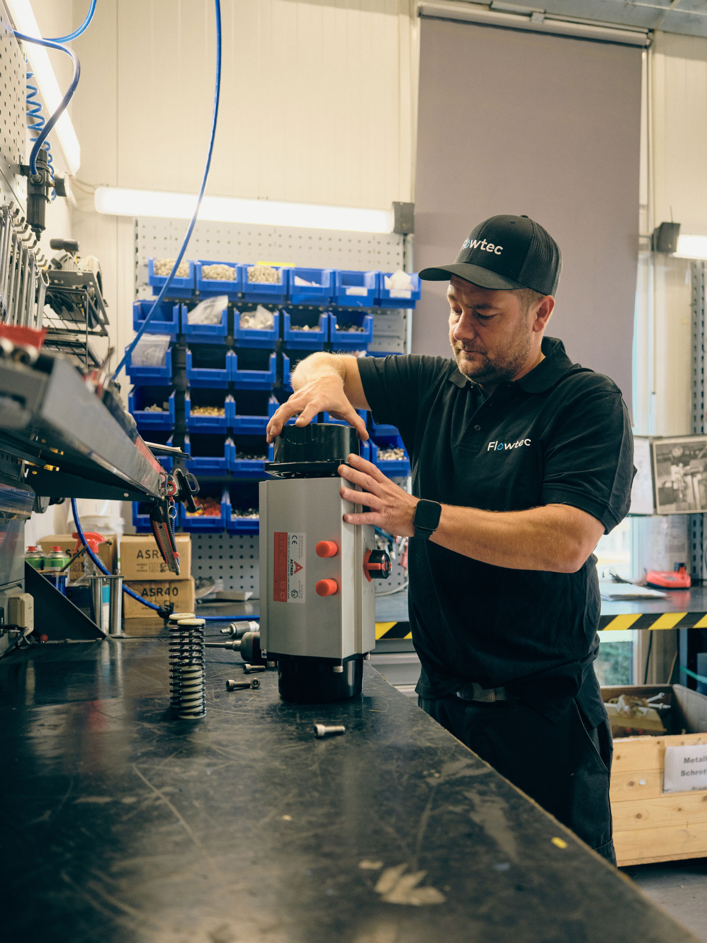 Flowtec-Techniker bei der Montage und Prüfung einer Industriearmature in der Werkstatt